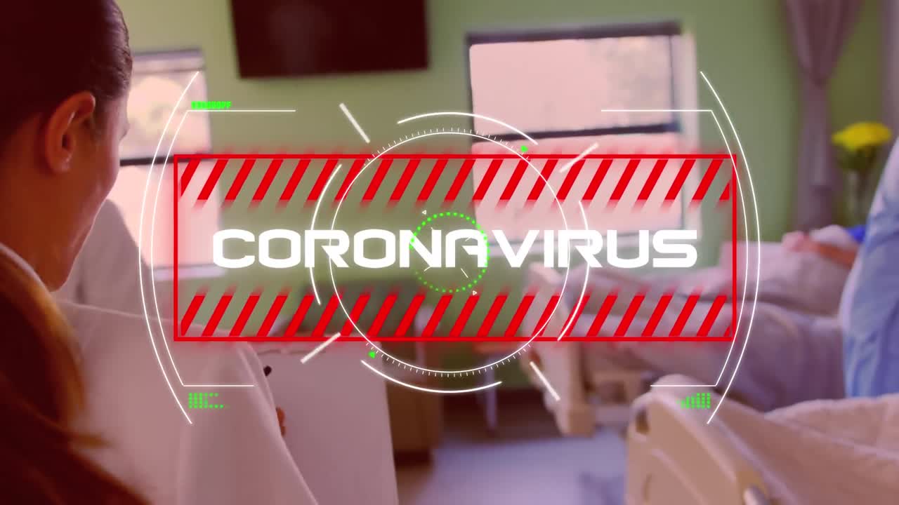 la palabra coronavirus escrita sobre un médico caminando por una habitación de hospital. la propagación de covid-19