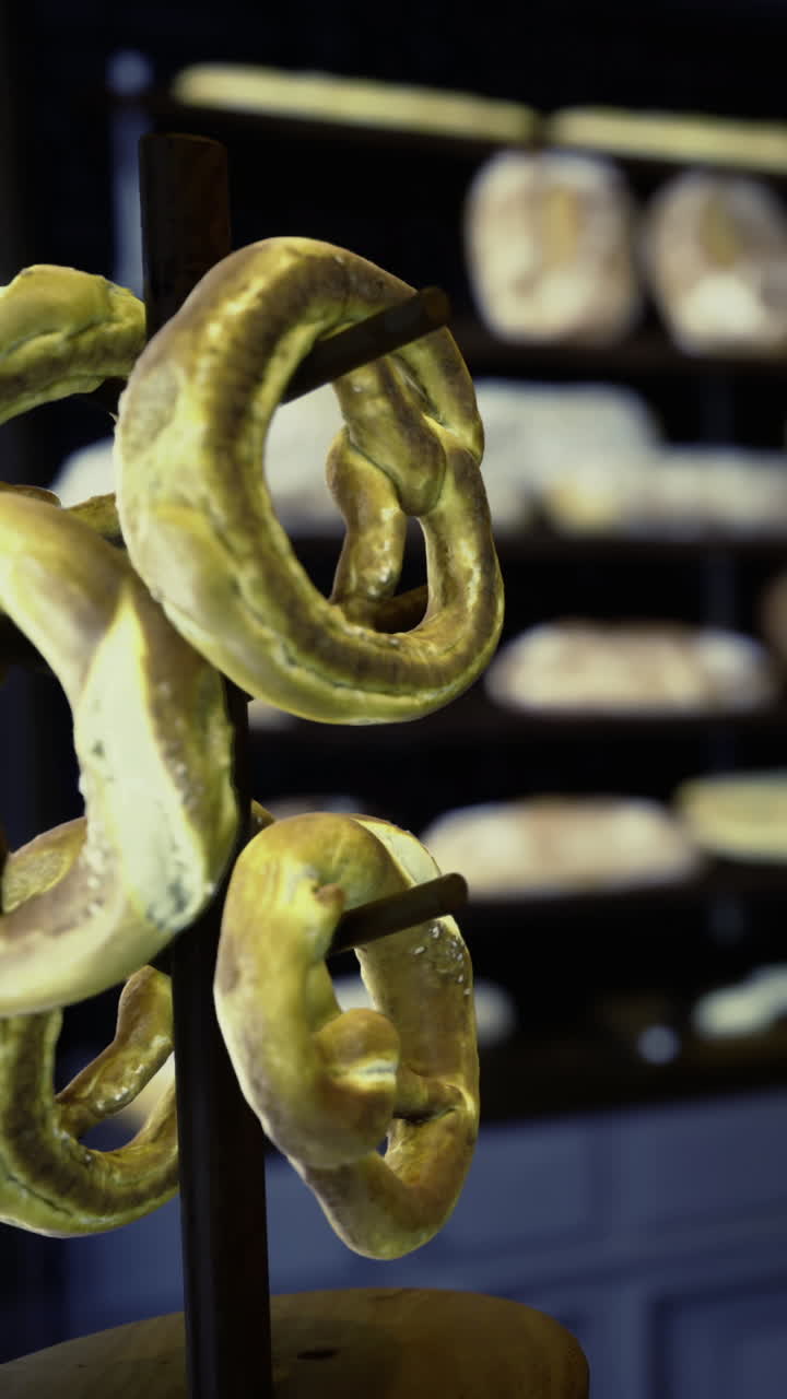 Pretzel appena sfornati esposti in un negozio al mattino.