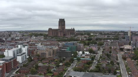 Drohnenschuss-Im-Orbit-Von-Gebäuden-Im-Stadtzentrum-Von-Liverpool-01