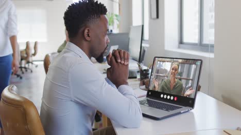 Afroamerikanischer-Mann-Nutzt-Laptop-Für-Videoanrufe,-Mit-Geschäftskollegen-Auf-Dem-Bildschirm