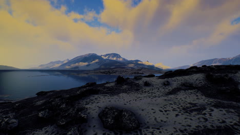 vista de un paisaje de un fiordo noruego con una montaña nevada y rocas
