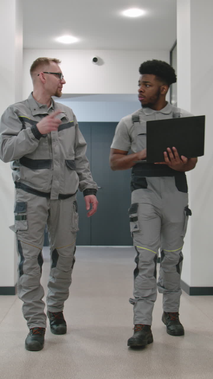 dos trabajadores en discusión