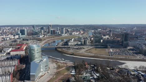 antena: toma giratoria del panorama de vilnius con el río neris y edificios en el fondo