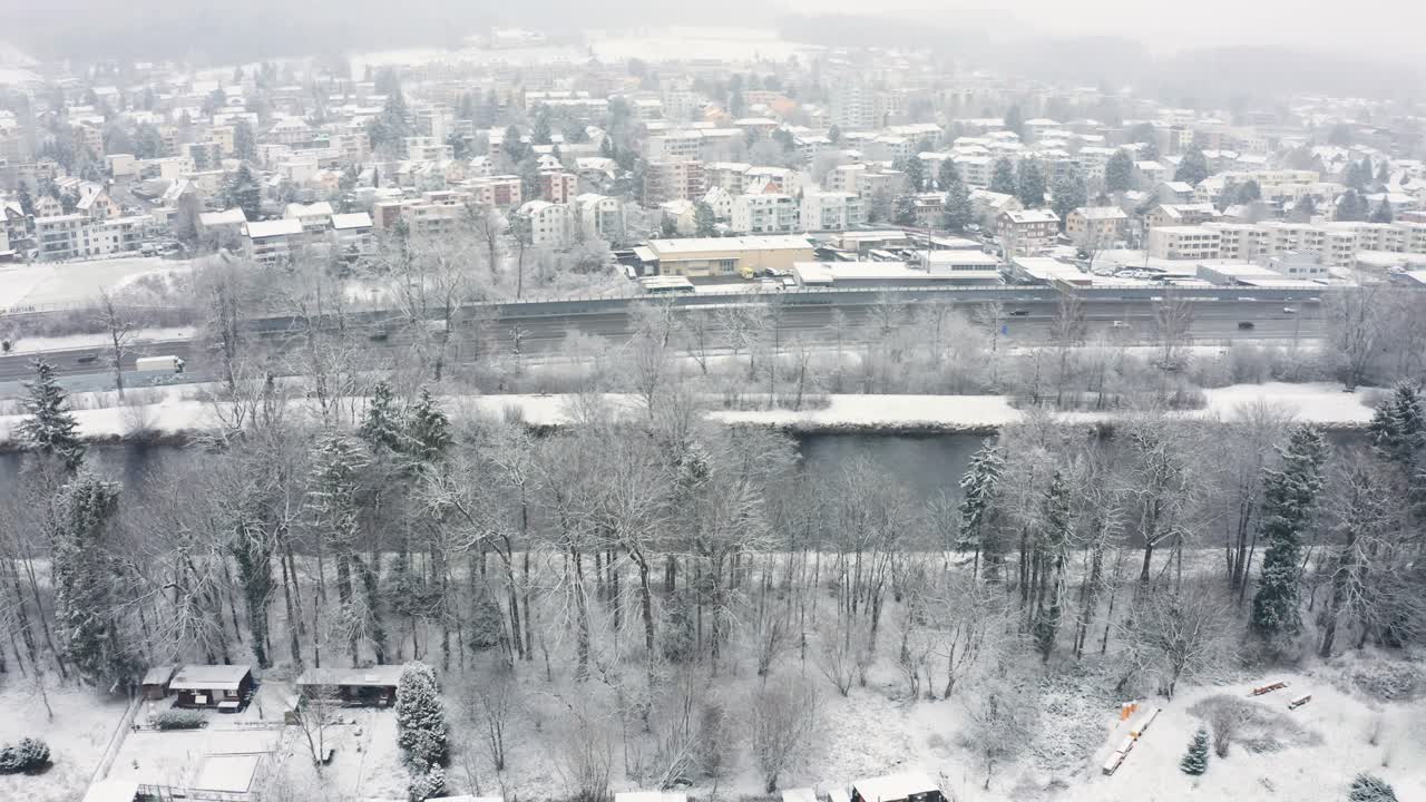 강, 고속도로, 숲, 도시 지역의 아름다운 패닝 항공 샷