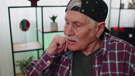 primer plano de un abuelo anciano triste, enfermedad, ansiedad, depresión, sentirse mal molesto, problemas