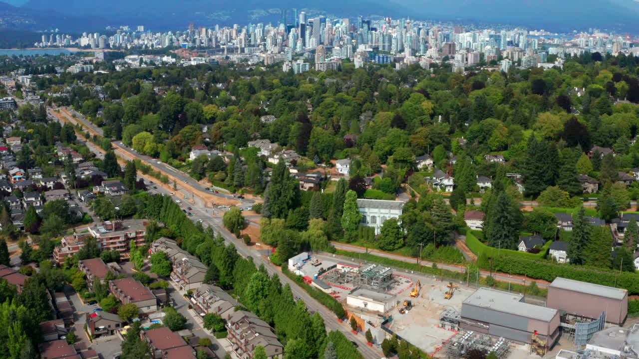 vista aérea de arbutus ridge cerca de shaughnessy con vista lejana del centro de vancouver, la playa de kitsilano y la cordillera en canadá