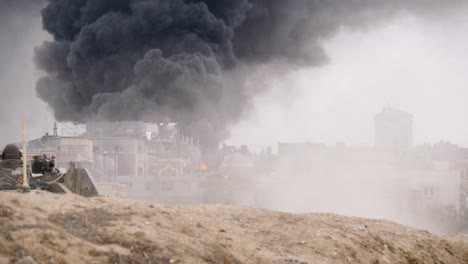 los tanques del ejército israelí llevan a cabo operaciones militares en la ciudad de rafah contra un telón de fondo de denso humo de explosión.