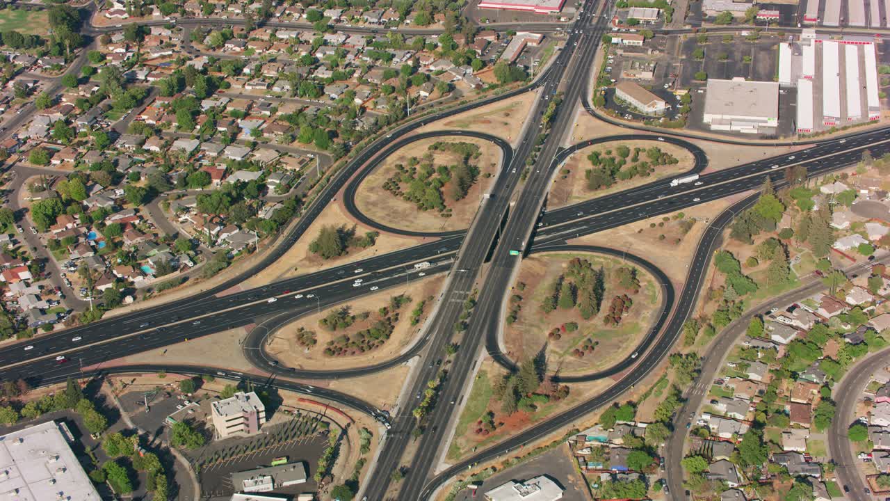 california circa-2021: vista aérea del cruce de la autopista. grabado con cineflex desde un helicóptero con rojo 8k.