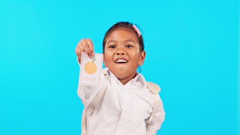 sonrisa, aprendizaje y niño con tarjeta naranja
