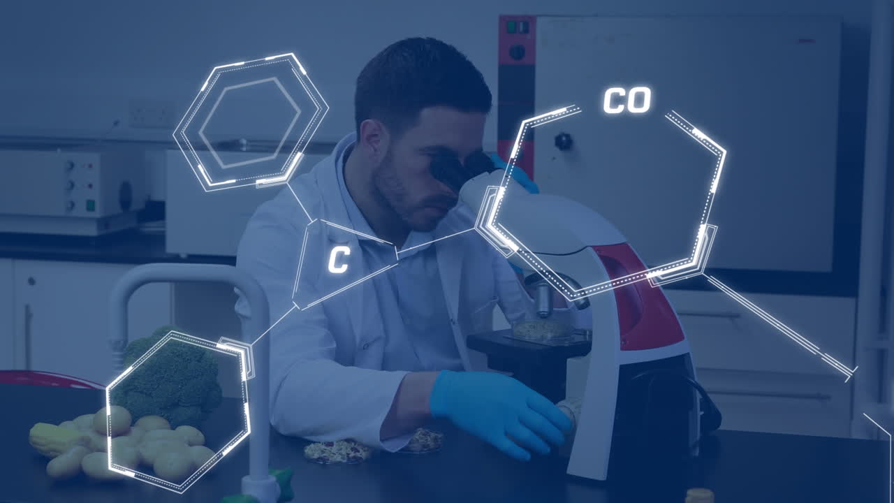 animación de estricciones químicas sobre científico masculino biracial usando el microscopio en el laboratorio