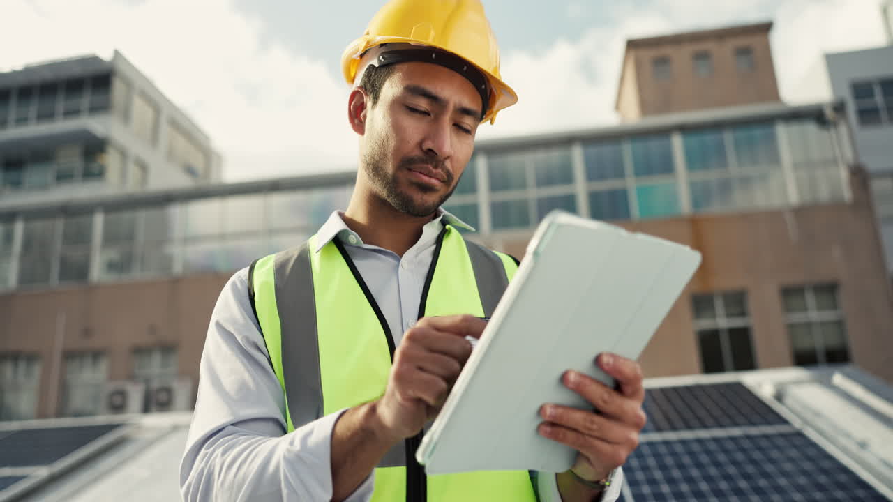 hombre asiático, arquitecto y tableta en panel solar
