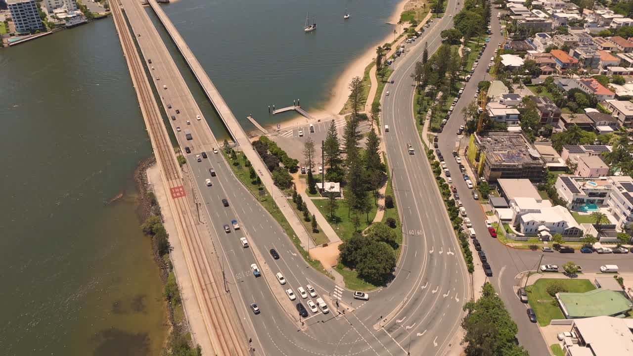 자동차와 배는 골드 코스트 수로를 항해합니다.