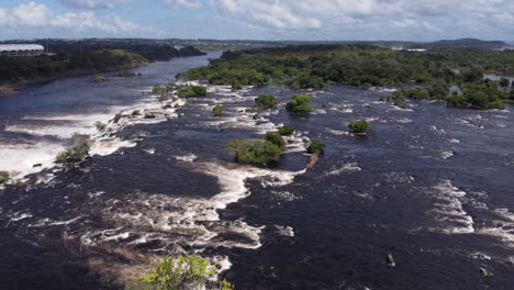 la toma revela el inmenso río caroní y una sección del bosque adyacente