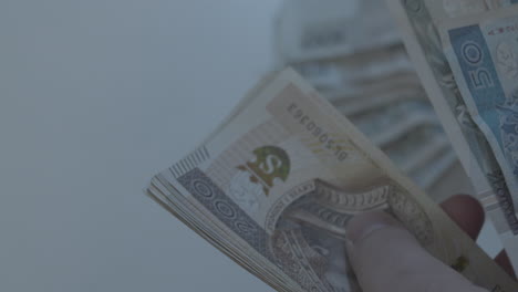 пересчет банкнот в руках