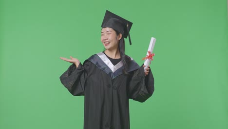 졸업을 축하하는 졸업생