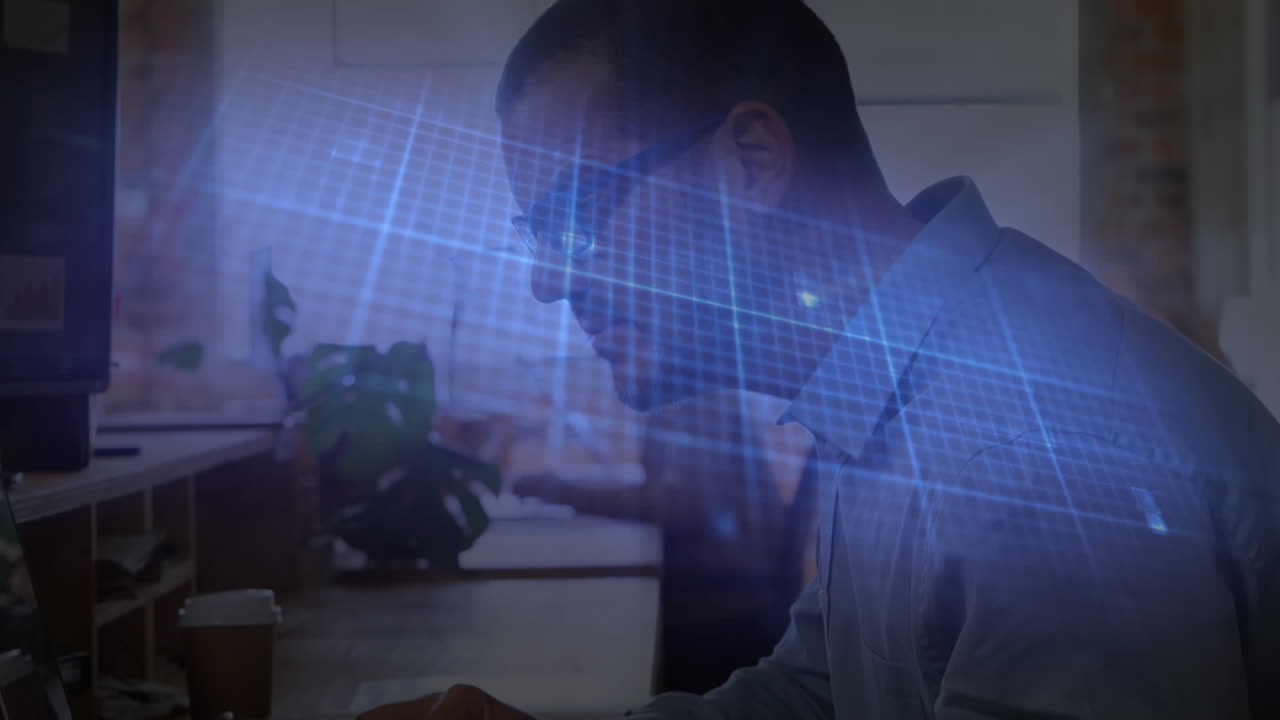 사무실에서 컴퓨터를 사용하는 백인 남성에 대한 반이는 파란색 심장 박동 모니터