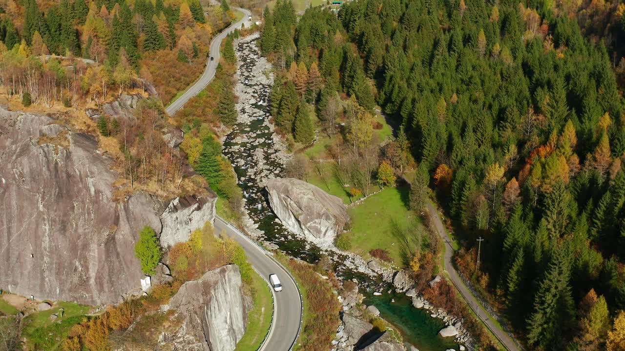 vista aérea de los automóviles que conducen en el paso de montaña en val di mello durante el otoño en lombardía, italia