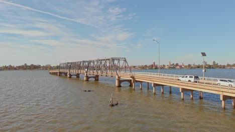 avanzando hacia el puente de tráfico de carretera en mulwala mirando hacia atrás a yarrawonga