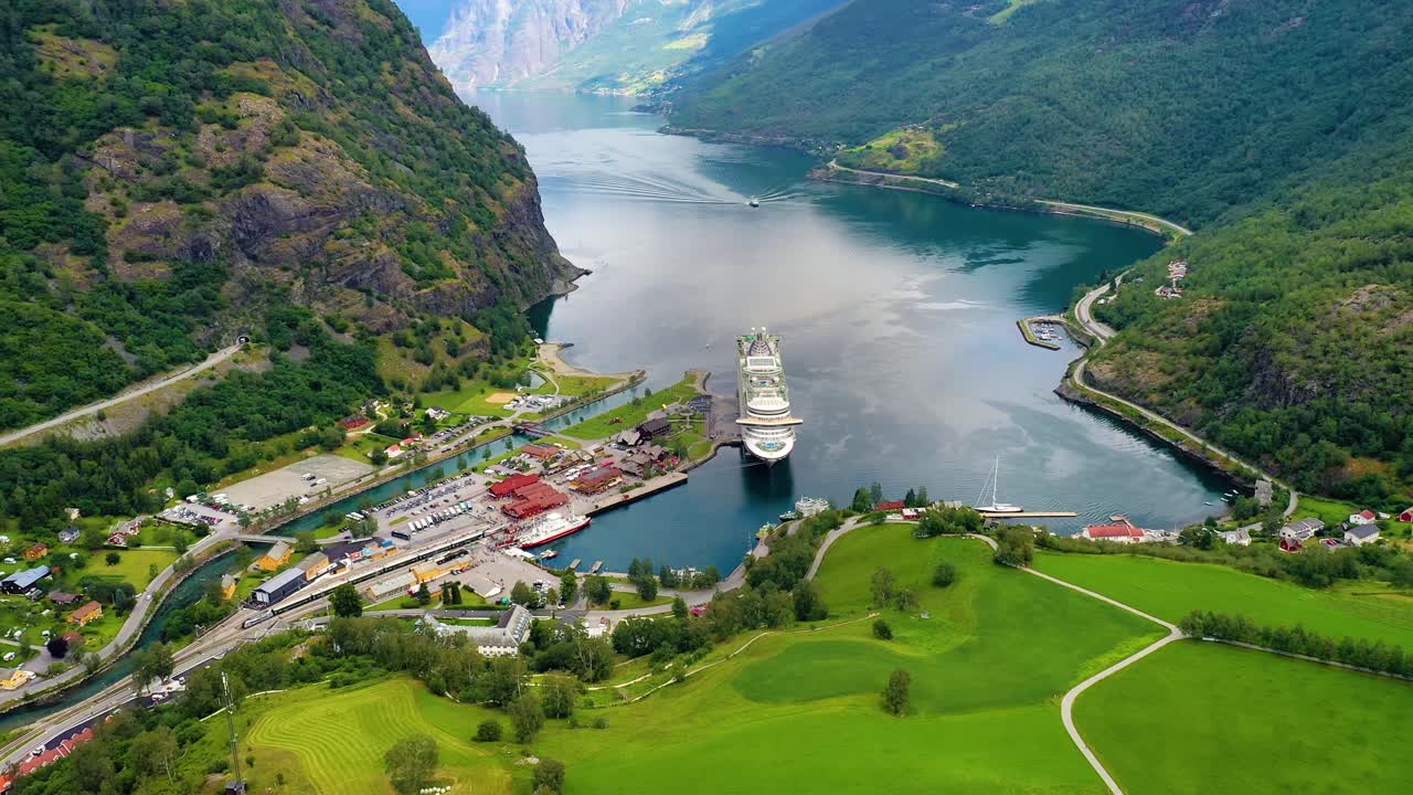 aurlandsfjord는 새벽에 불꽃의 도시입니다.