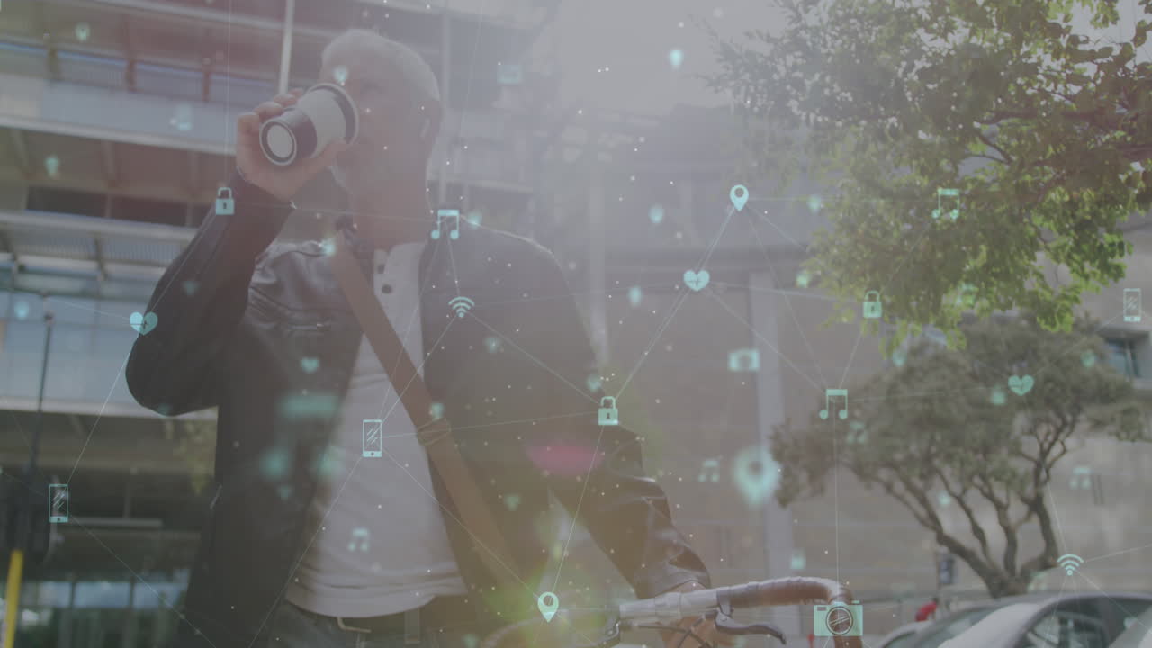 animación de iconos de las redes sociales sobre un hombre mayor bebiendo café