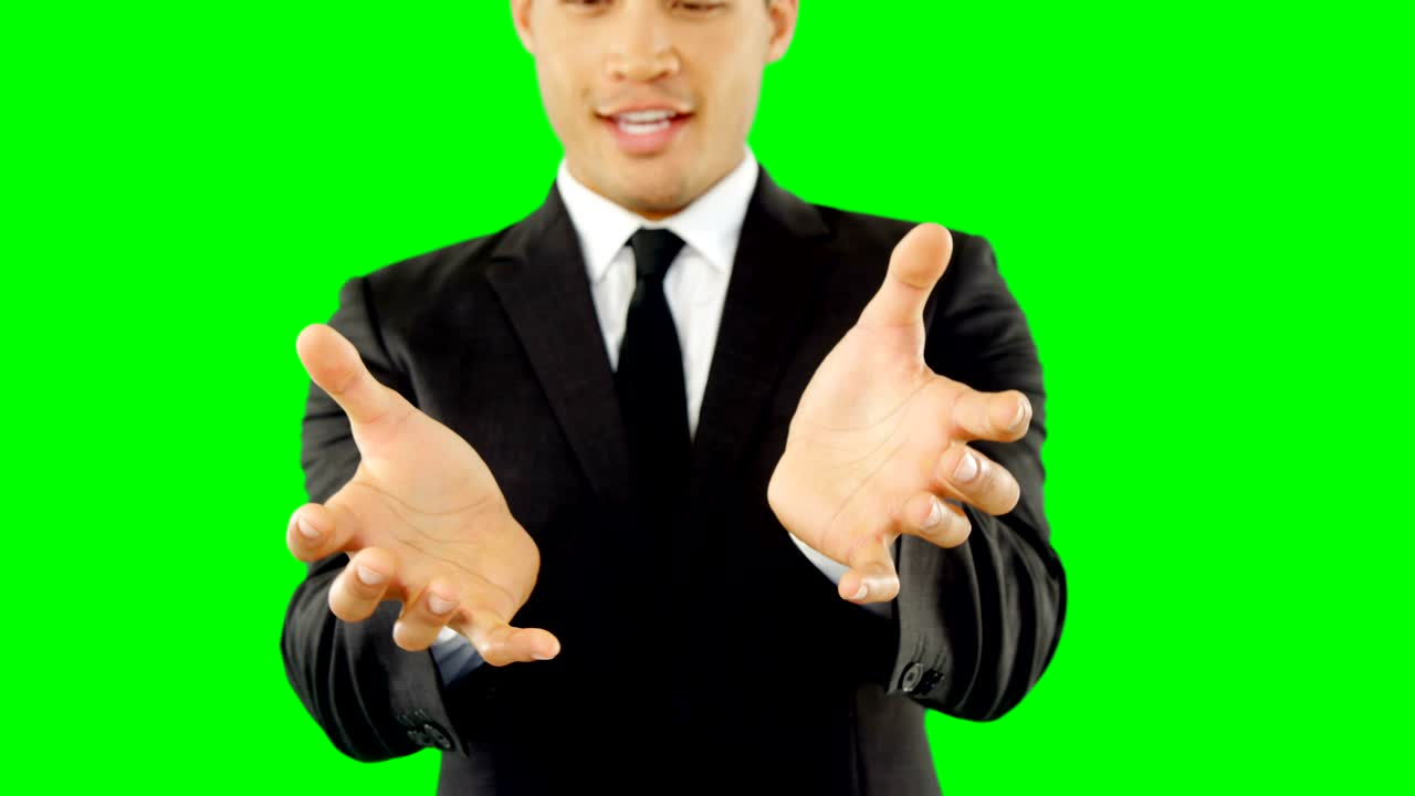 보이지 않는 물체를 들고 있는 척 하는 사업가 4k