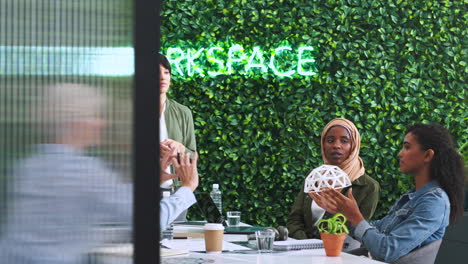 reunión de equipo diversa en un espacio de trabajo moderno