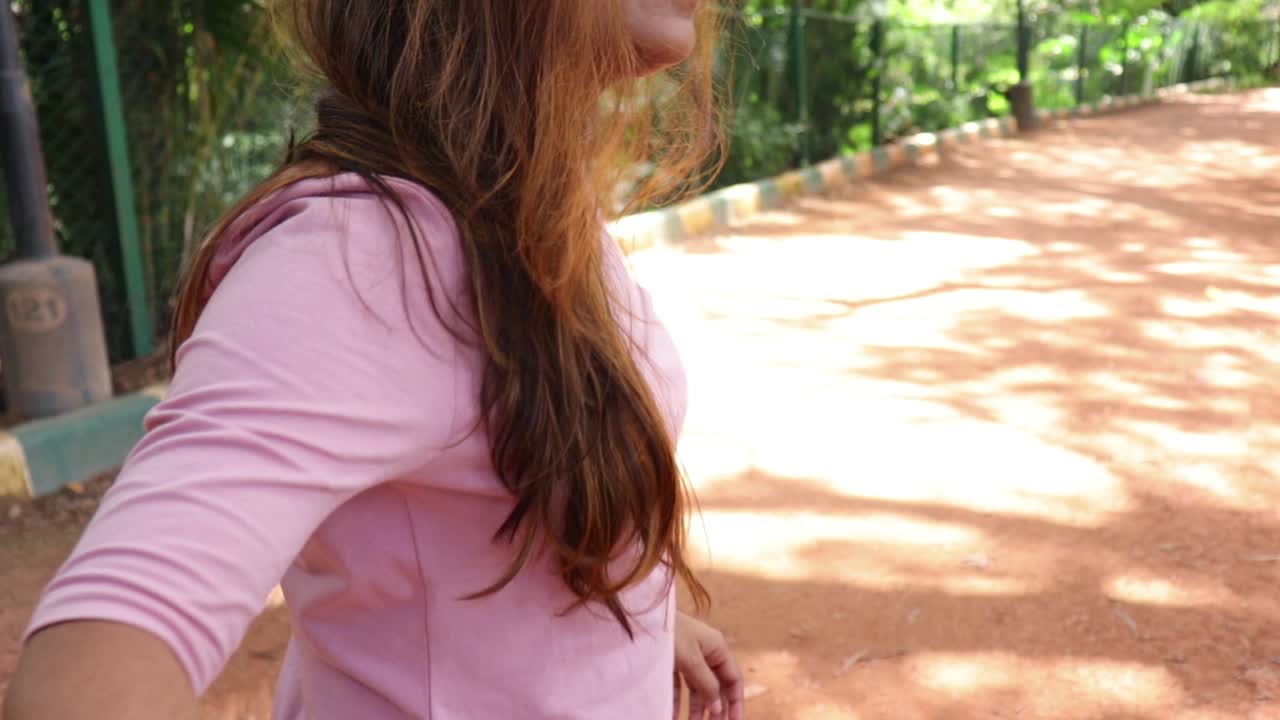 vista en cámara lenta en primera persona de una hermosa mujer india caminando y agarrando tu mano