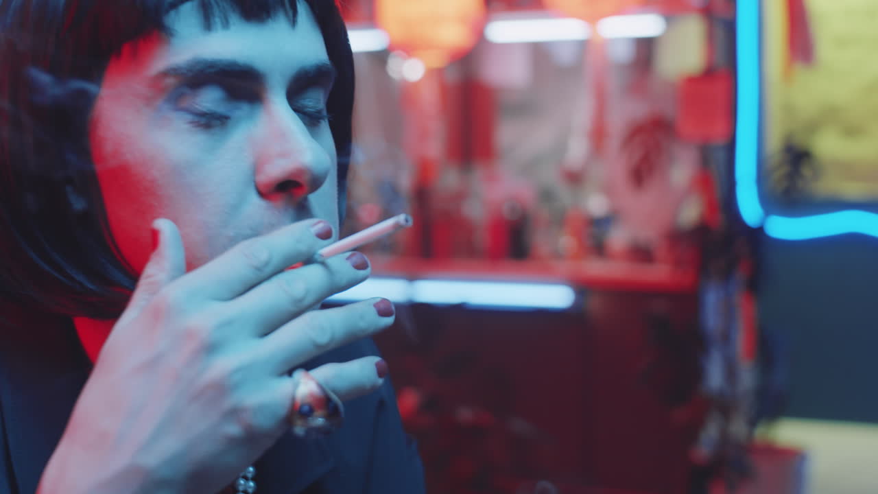 바에서 담배를 피우는 화가 난 트랜스젠더 남성