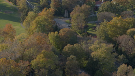 Ein-Langsames-Vorwärtsschieben-über-Eine-Straße-Und-Eine-Schöne-Nachbarschaft-Im-Herbst