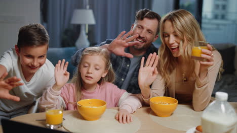 Familia-Sonriente-Charlando-En-Línea