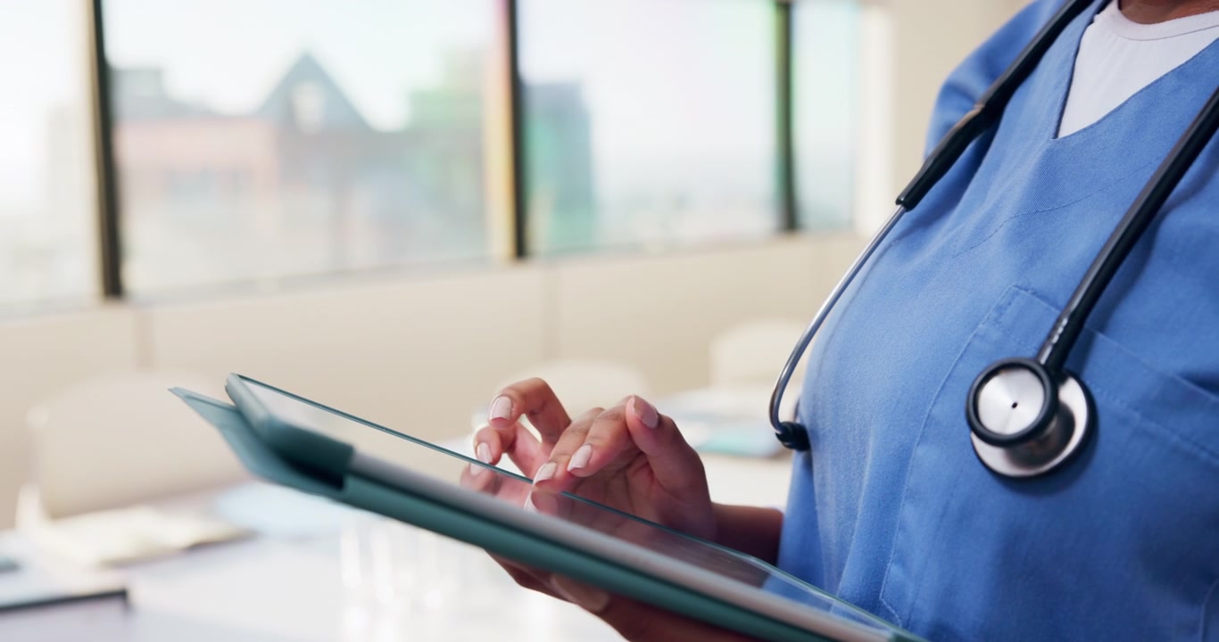 Infermiera che usa un tablet digitale in ufficio ospedaliero