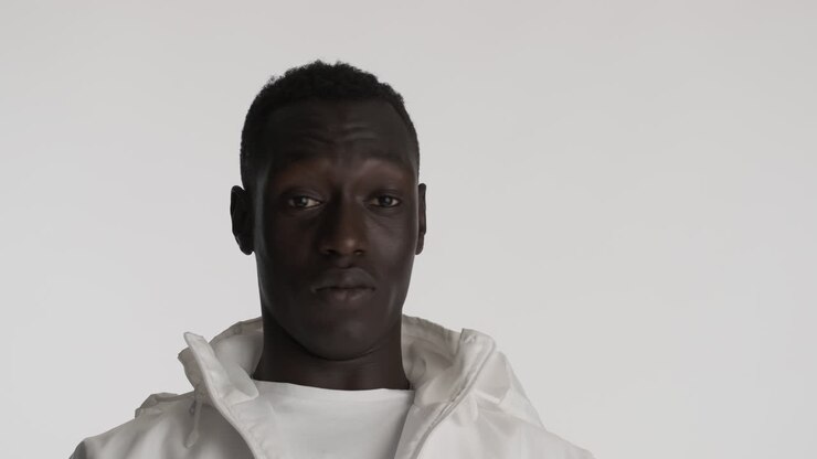 Hombre afroamericano sorprendido sobre fondo gris
