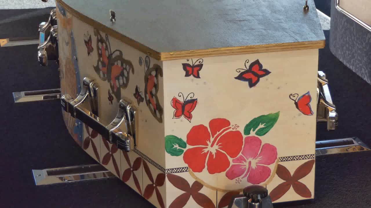 captura de pantalla de un ataúd funerario en un coche fúnebre o capilla o entierro en el cementerio