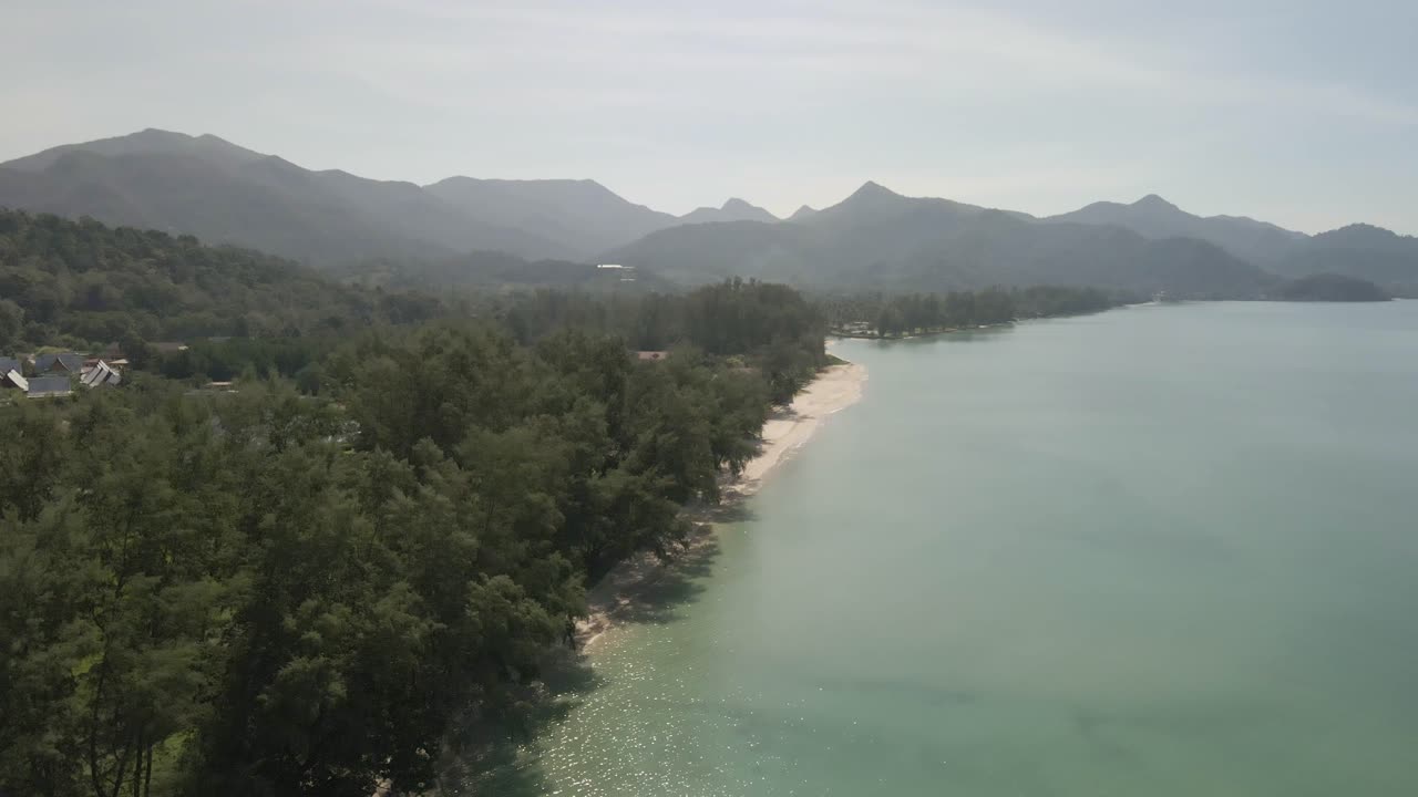 sobrevuelo aéreo koh chang klong prao playa costa selva y montañas