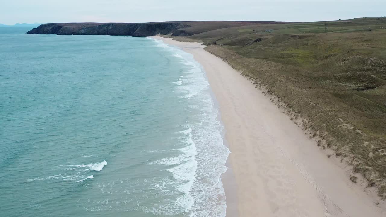 Drohnenaufnahme vom Strand Traigh Mhor in Tolsta auf der Hebrideninsel Lewis