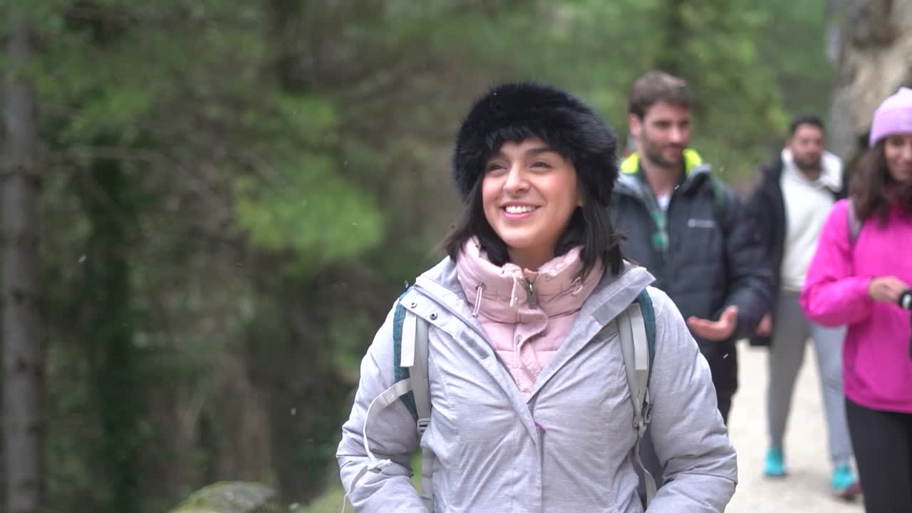 un grupo de excursionistas se sorprende con la primera nieve en la cima de la montaña.