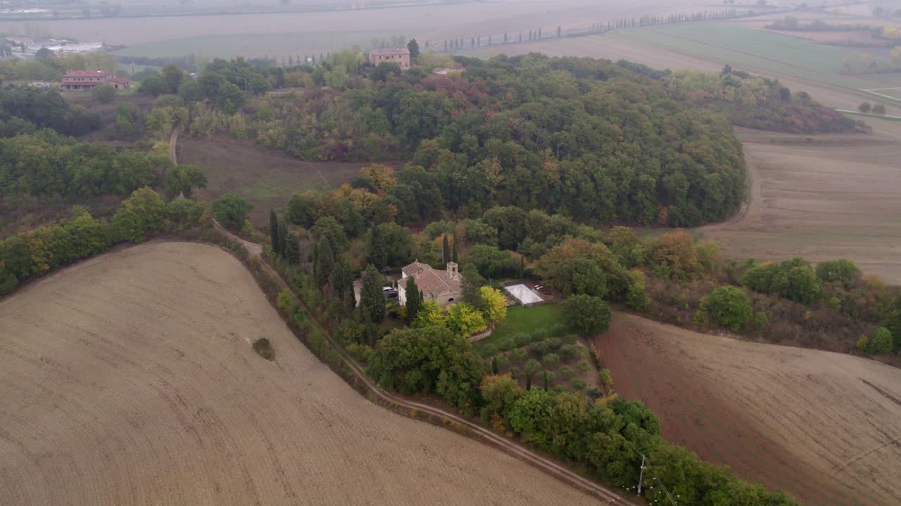Campagna autunnale suggestiva con villa, fattoria e cipressi, Città della Pieve