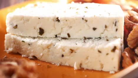 queso feta con nueces