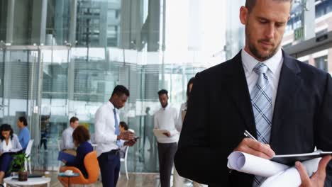 empresarios que trabajan en la cafetería de la oficina