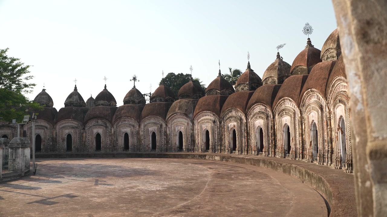Questo luogo è chiamato "108 Templi di Shiva" perché è composto da 108 templi di Shiva. Si trova a Kalna, nel distretto di Bardwan, nel Bengala Occidentale.