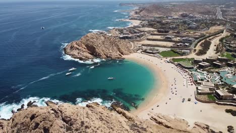 Drohnenaufnahmen-Vom-Strand-Von-Santa-Maria-In-Cabo-San-Lucas,-Mexiko,-Luftaufnahme,-Neigung-Der-Umlaufbahn-Nach-Unten