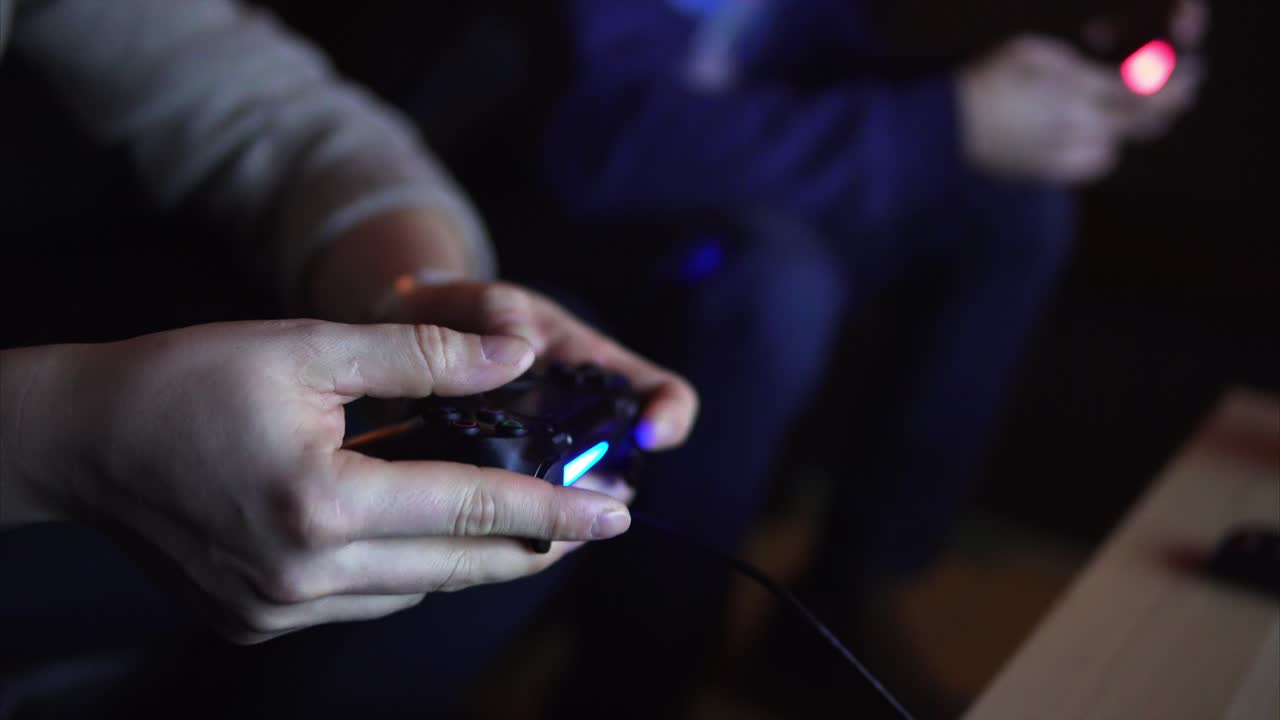 personas jugando videojuegos