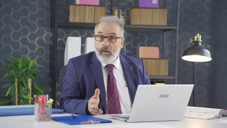 hombre de negocios mirando a la cámara con una expresión de asombro.
