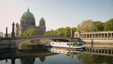 paisaje matutino de la histórica isla de los museos y la antigua catedral de berlín