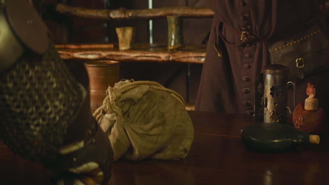 상인이 가게에서 모험가로부터 전리품을 사서 기니다. 충격에 빠진 숙소 주인이 가게에 있는 기사들의 트로피를 위해 동전으로 가방을 줍니다.