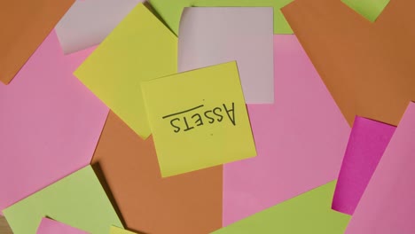 concepto de negocio de notas adhesivas giratorias con activos escritos en la nota superior