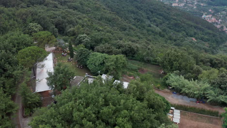 Fiesta-De-Bodas-En-El-Norte-De-Italia,-En-Una-Montaña-Verde-En-El-Bosque,-Muñeca-Aérea