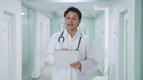 Feliz-Médico-Indio-Escribiendo-Informe-Del-Paciente
