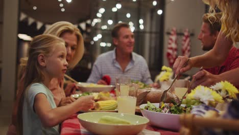 una familia feliz cenando juntos.