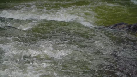 Corriente-De-Agua-Dulce-Con-Ondas-Debido-Al-Fondo-Rocoso